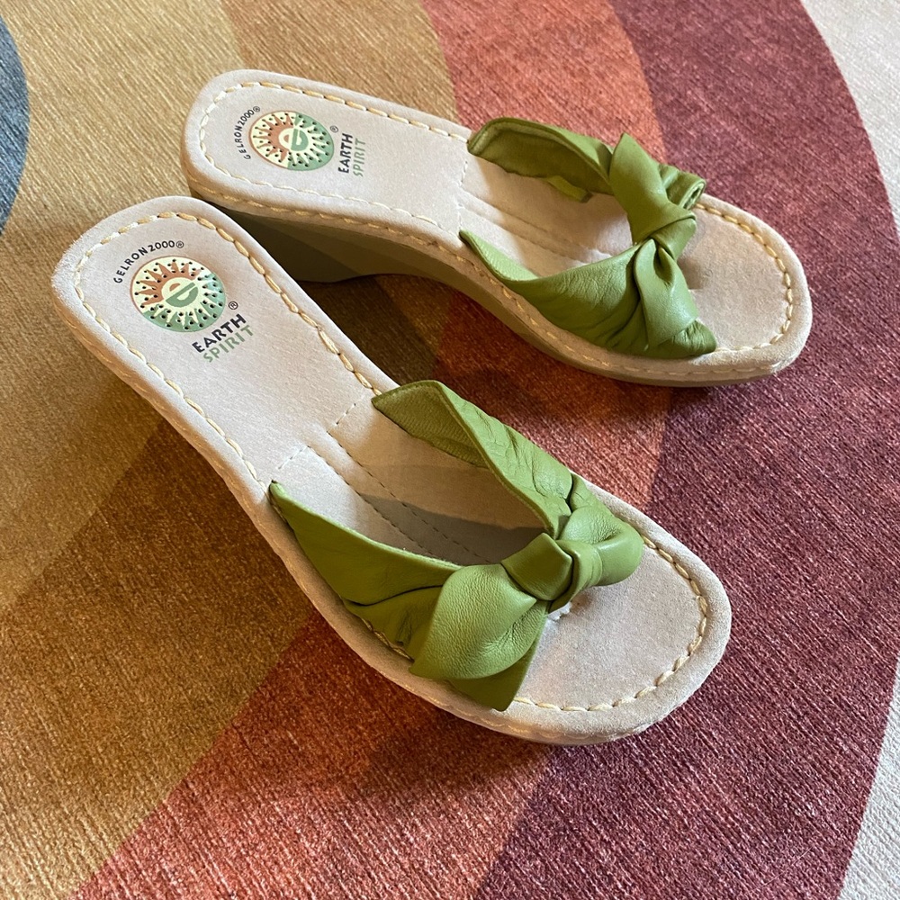 NIB Green leather wedge shoe with box